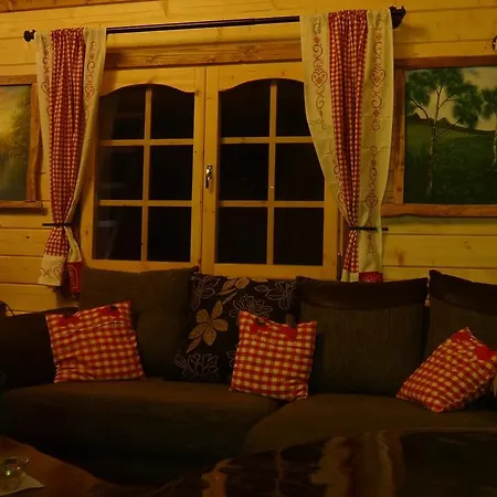 Holzhaus Waldwichtel Am Wald Und Prázdninový dům