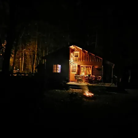 Holzhaus Waldwichtel Am Wald Und Prázdninový dům