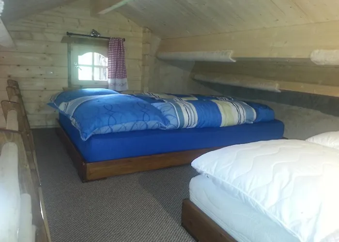 Holzhaus Waldwichtel Am Wald Und Prázdninový dům *